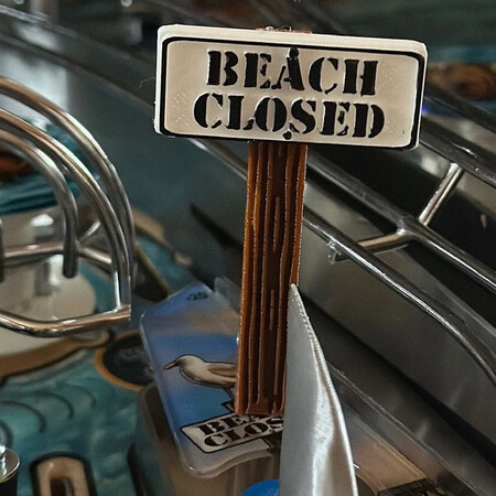 JAWS Beach Closed - Schild